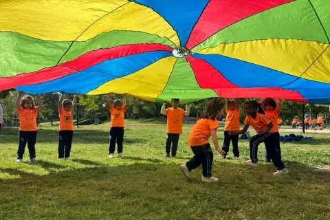 Niños y niñas de infantil jugando