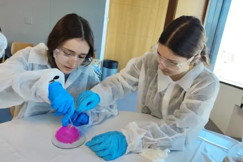 Niñas de secundaria en laboratorio