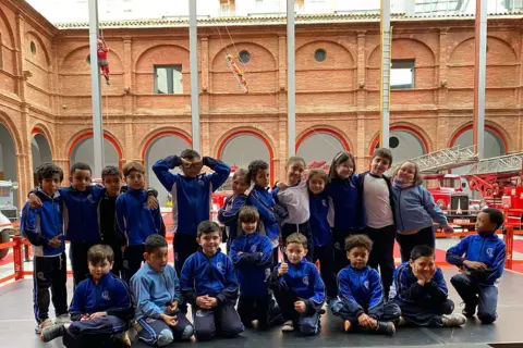 Niños y niñas de primaria en una excursión